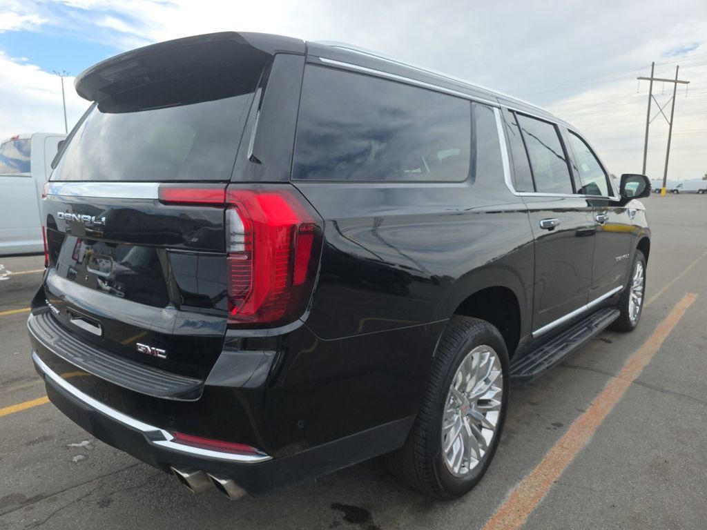 Used 2025 GMC Yukon XL Denali AWD/4WD image 4