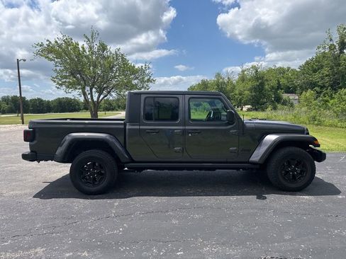 Used 2022 Jeep Gladiator Sport AWD/4WD image 3