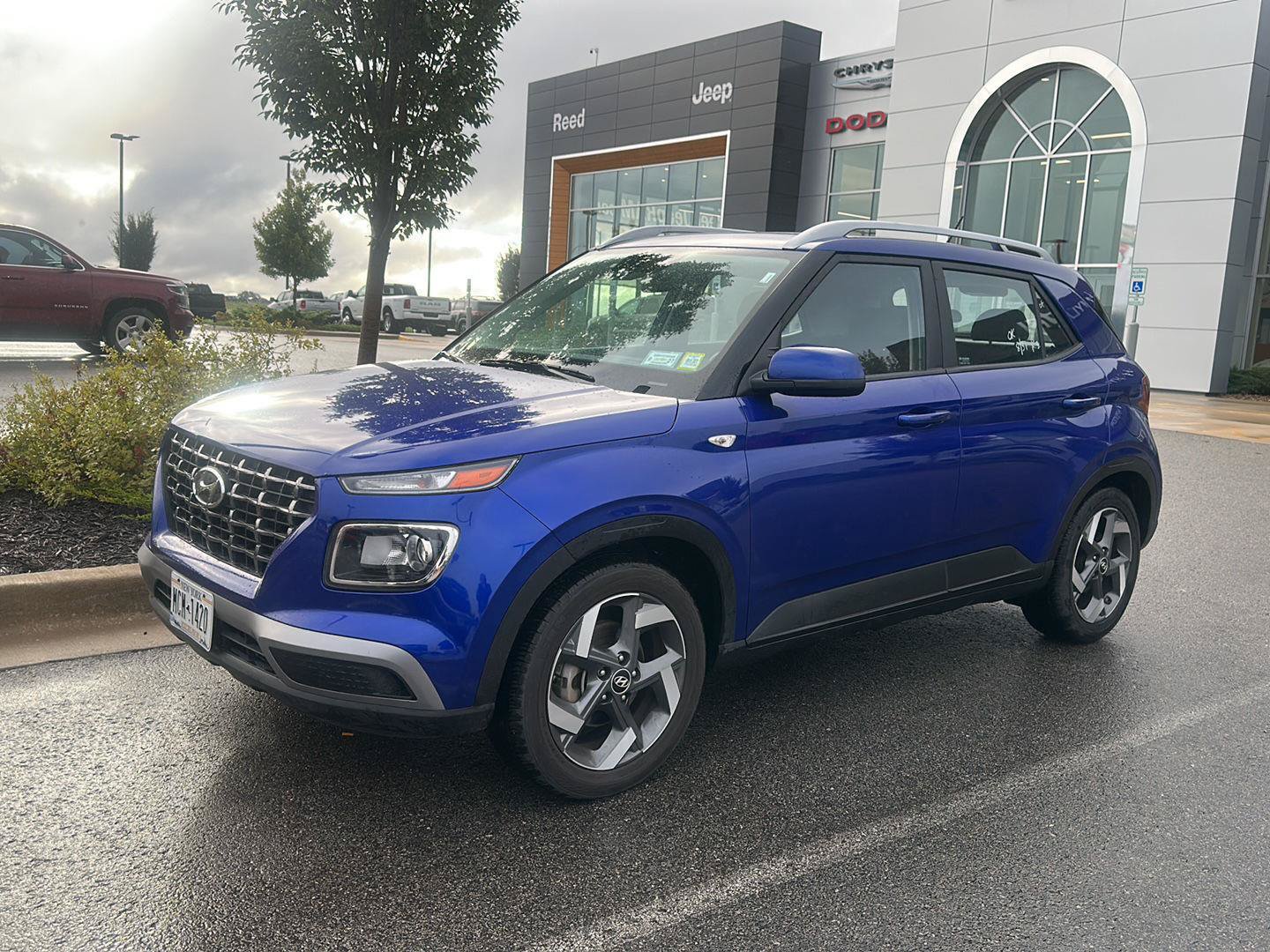 Certified 2025 Hyundai Venue SEL FWD image 1