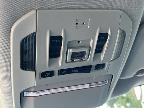 Used 2021 Toyota Highlander XLE FWD image 21