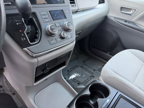 Used 2017 Toyota Sienna LE image 13