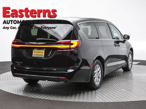Used 2023 Chrysler Pacifica Touring-L FWD image 5