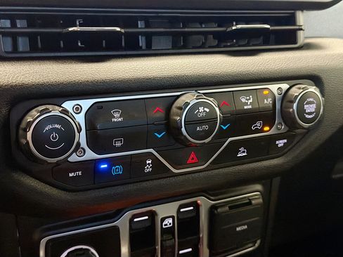 Used 2024 Jeep Wrangler Unlimited AWD/4WD image 10
