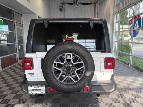 Used 2024 Jeep Wrangler Unlimited Sahara AWD/4WD image 5