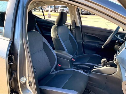 Used 2025 Nissan Versa SV image 9