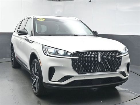 Used 2025 Lincoln Aviator Reserve w/ Equipment Group 201A image 2