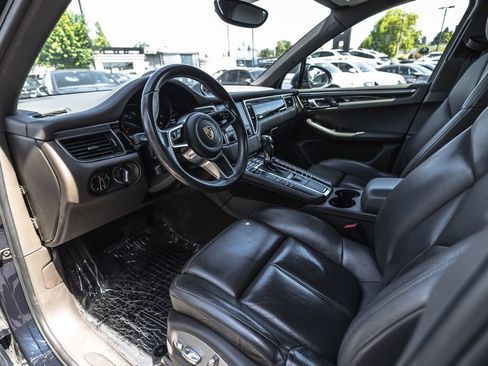 Used 2018 Porsche Macan w/ Premium Package Plus AWD/4WD image 18