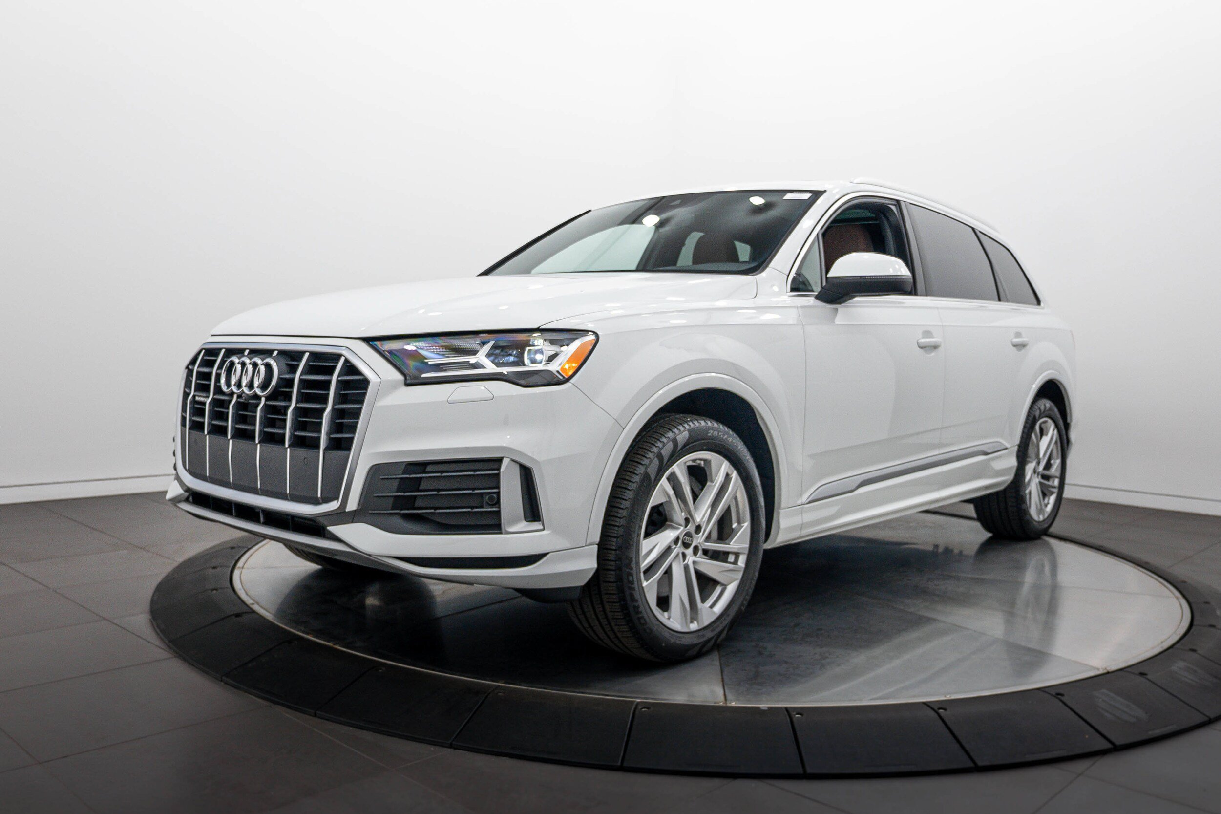 Certified 2023 Audi Q7 2.0T Premium w/ Towing Package AWD/4WD image 6