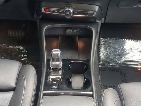 Used 2025 Volvo XC40 B5 Plus image 19