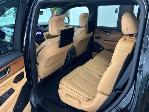 Used 2025 Jeep Grand Cherokee L Summit AWD/4WD image 22