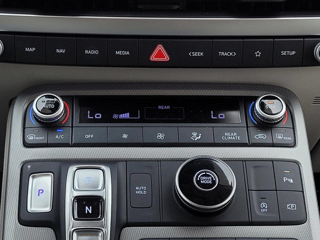 Used 2024 Hyundai Palisade Limited FWD image 20