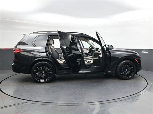 Used 2024 BMW X7 M60i w/ Executive Package image 33