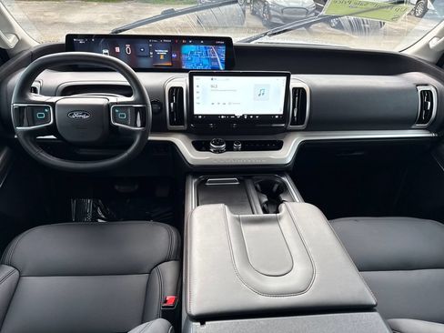 Used 2025 Ford Expedition Active RWD image 6