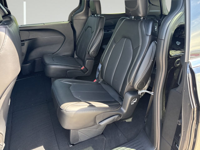 New 2027 Chrysler Pacifica Select FWD image 18
