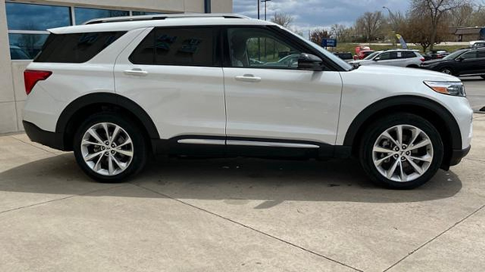 Used 2023 Ford Explorer Platinum w/ Technology Package AWD/4WD image 4