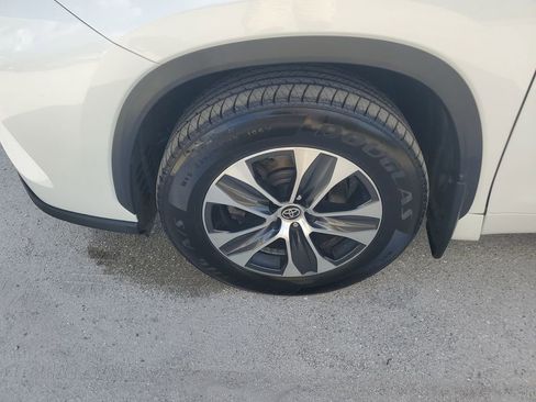 Used 2021 Toyota Highlander XLE image 17