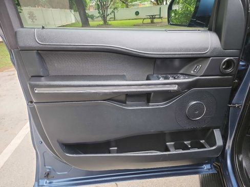 Used 2018 Ford Expedition XLT image 12