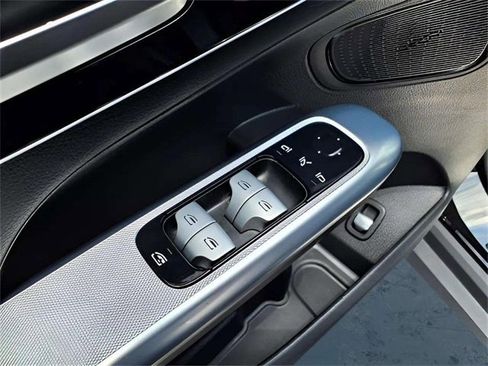 Used 2024 Mercedes-Benz GLC 300 image 24