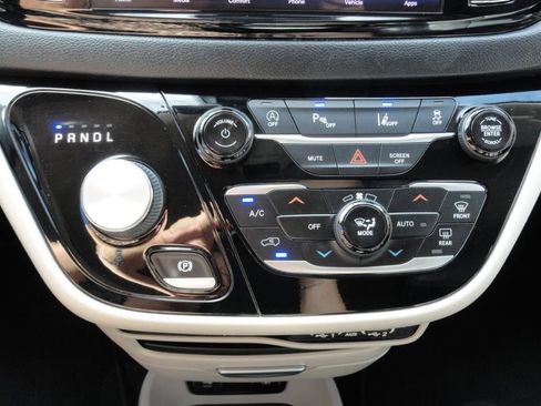 Used 2021 Chrysler Pacifica Touring-L image 23