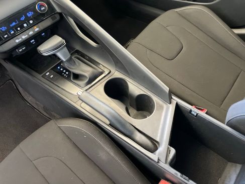 Used 2025 Hyundai Elantra Sport FWD image 9