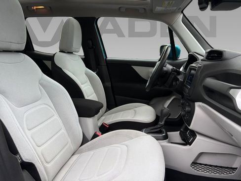 Used 2021 Jeep Renegade Latitude w/ Sun & Sound Group image 10