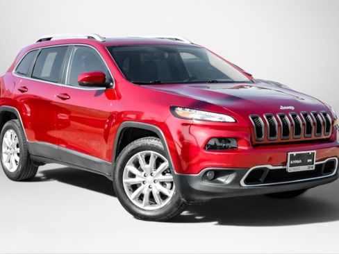 Used 2017 Jeep Cherokee Limited w/ Luxury Group AWD/4WD image 4