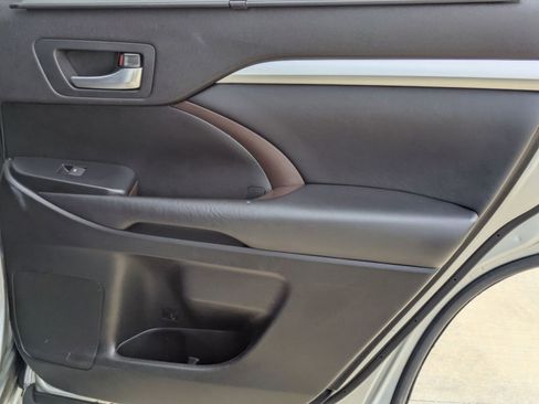 Used 2015 Toyota Highlander XLE image 25