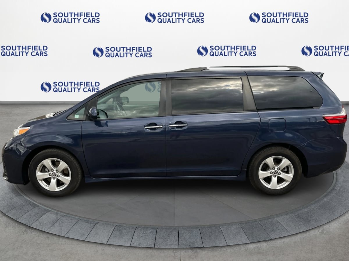 Used 2020 Toyota Sienna LE w/ LE Preferred Package FWD image 3