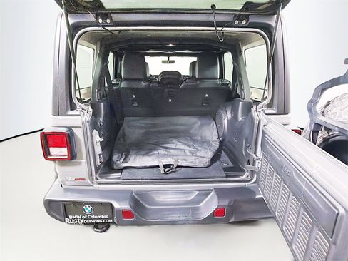 Used 2018 Jeep Wrangler Unlimited Sahara image 28