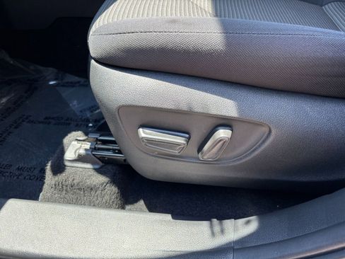 Used 2025 Toyota Highlander LE FWD image 23