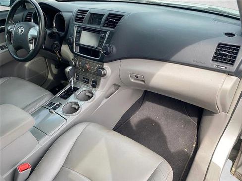 Used 2013 Toyota Highlander SE FWD image 30