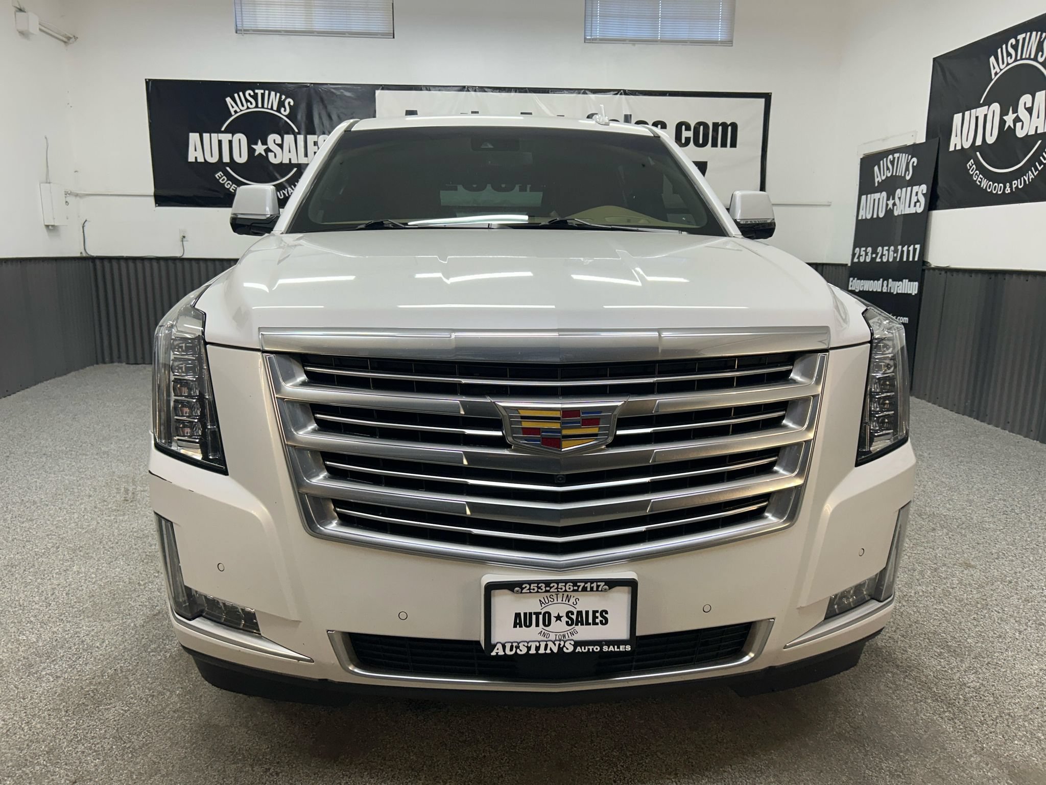 Used 2018 Cadillac Escalade Platinum AWD/4WD image 2