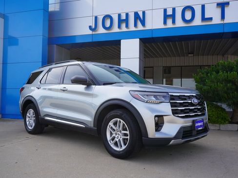 Used 2025 Ford Explorer Active w/ Active Comfort Package RWD image 2