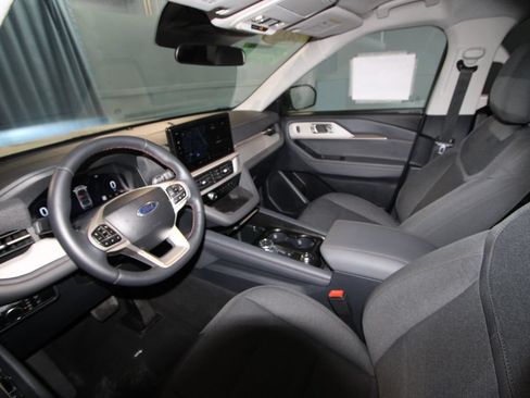 Used 2025 Ford Explorer Active AWD/4WD image 2