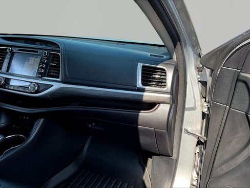 Used 2017 Toyota Highlander Limited Platinum FWD image 27
