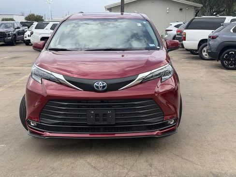 Used 2025 Toyota Sienna XLE w/ XLE Plus Package image 2