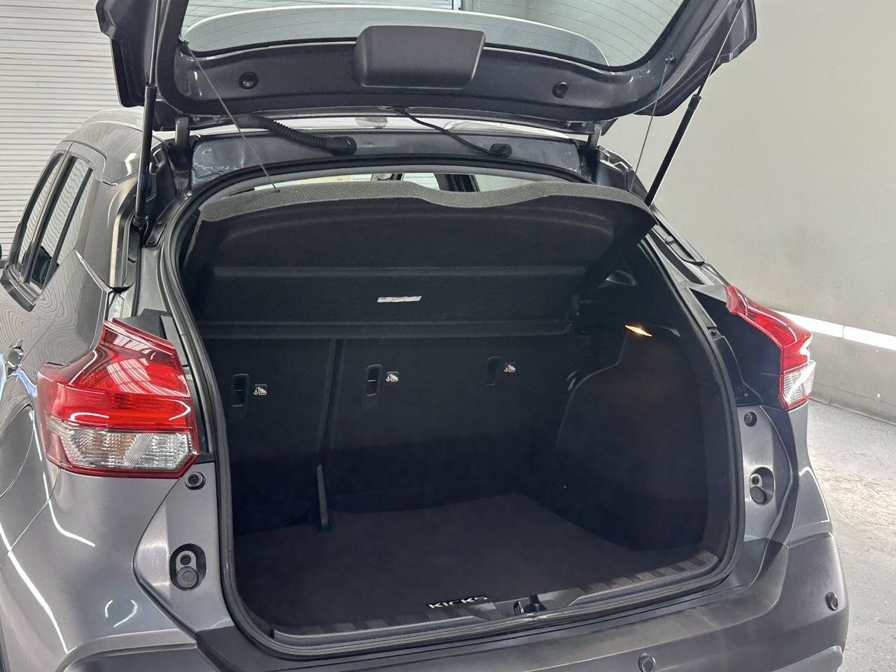 Used 2020 Nissan Kicks SR w/ SR Premium Package FWD image 12