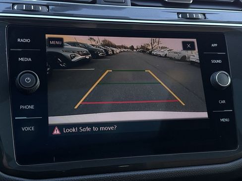 Used 2019 Volkswagen Tiguan SE w/ Panoramic Sunroof Package image 18