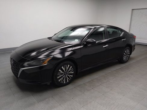 Used 2023 Nissan Altima 2.5 SV w/ SV Premium Package AWD/4WD image 2