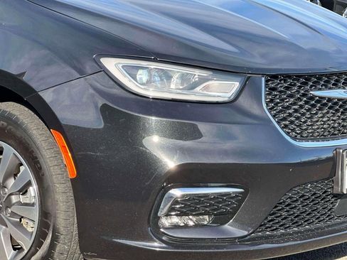 Used 2023 Chrysler Pacifica Touring-L FWD image 8