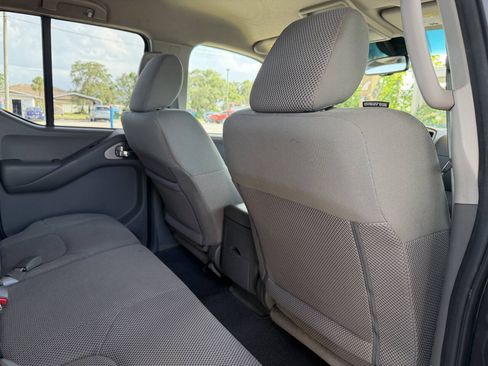 Used 2015 Nissan Frontier SV w/ SV Value Truck Package RWD image 17