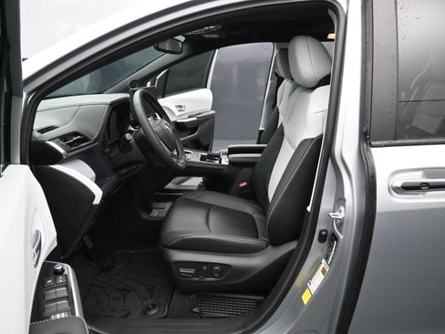Used 2025 Toyota Sienna XSE w/ XSE Plus Package FWD image 12