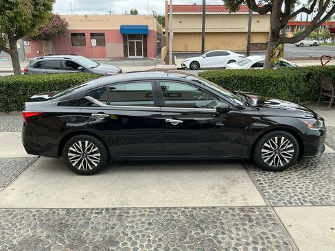 Used 2024 Nissan Altima 2.5 SV FWD image 4