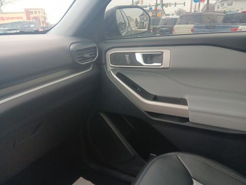 Used 2022 Ford Explorer XLT w/ Equipment Group 202A image 33