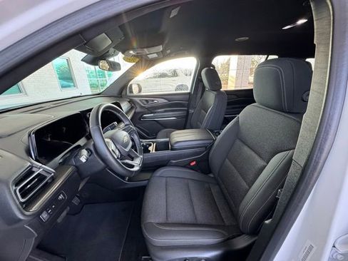 Used 2025 Chevrolet Traverse LT image 12