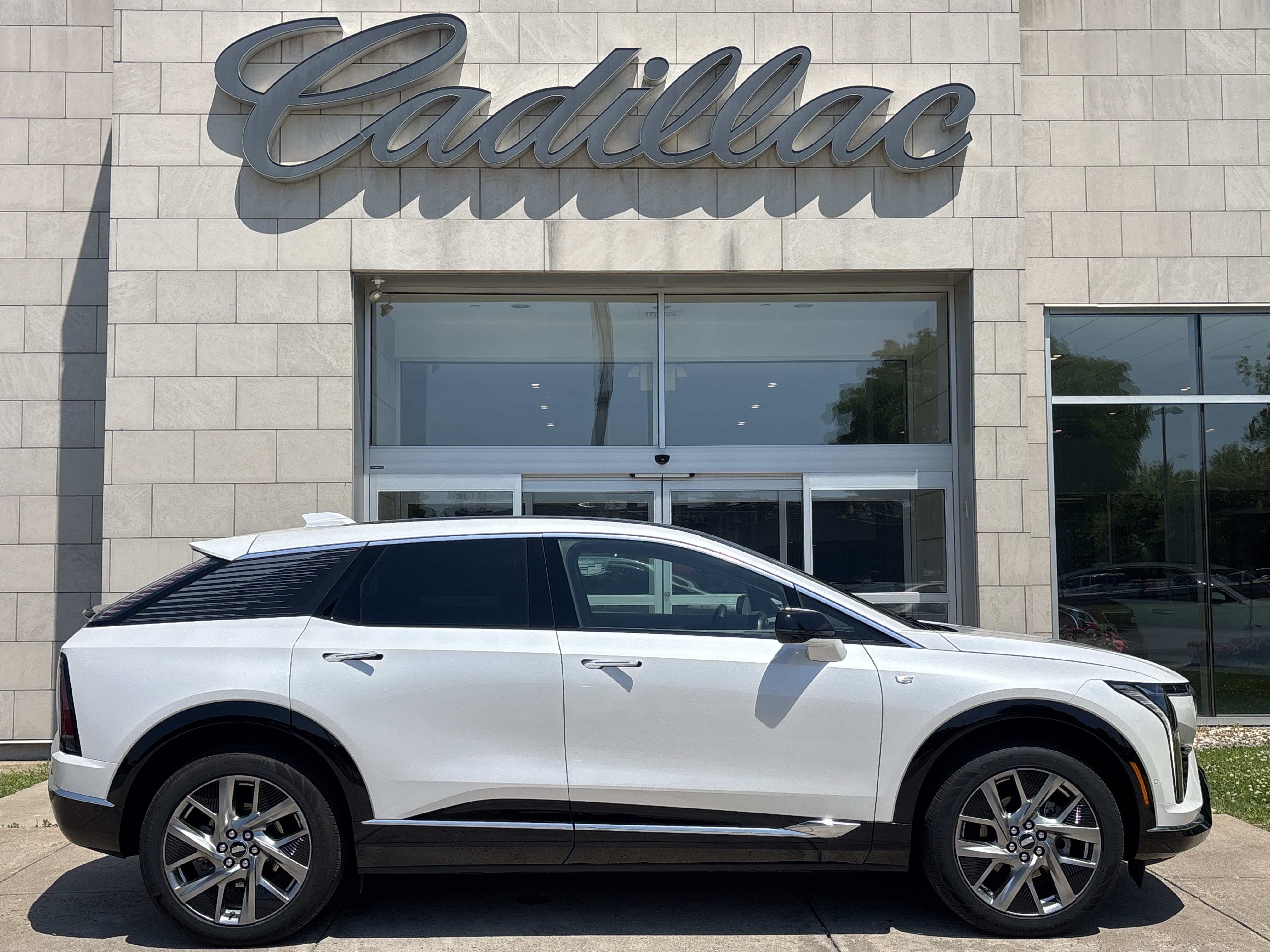 Used 2025 Cadillac Optiq Luxury 2 w/ LPO, Floor Liner Package AWD/4WD image 3