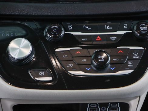 Used 2023 Chrysler Pacifica Touring-L FWD image 20