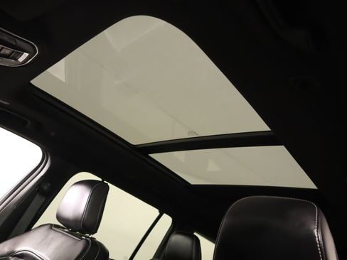 Used 2024 Jeep Grand Cherokee L Limited w/ Luxury Tech Group II image 17