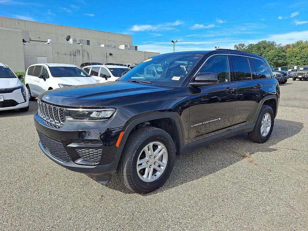 Used 2025 Jeep Grand Cherokee Laredo w/ Luxury Tech Group I AWD/4WD image 4