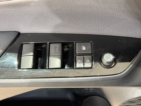 Used 2021 Toyota Prius FWD image 15